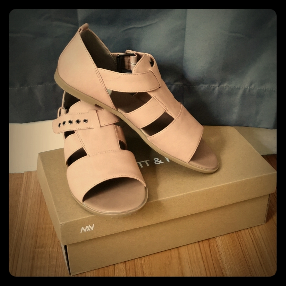 NWT Matt & nat sandals!!💗